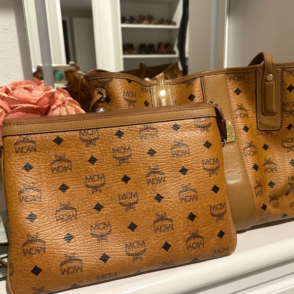 MCMclassy tote. Lightweight tote bag in Visetos monogram canvas andnappa leather - Picture 4 of 12